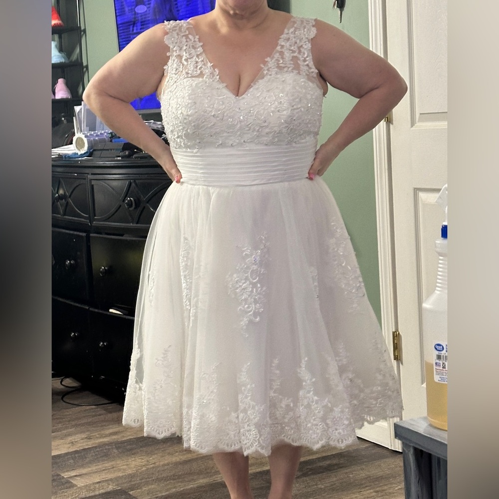 Elegant short White Wedding Dress - Picture 5 of 11